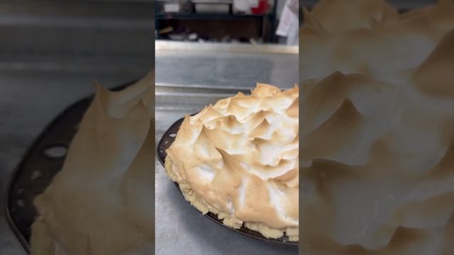 Beautiful lemon meringue pies! First time ever making meringue!!! @NicoletCollegeWI смотреть онлайн