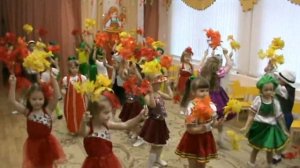 Вход на осенний праздник для детей старшей группы.