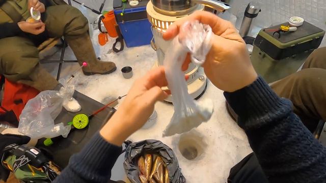 Подледная рыбалка / Толщина льда 2 метра / Полевая кухня / Сезон открыт! смотреть онлайн