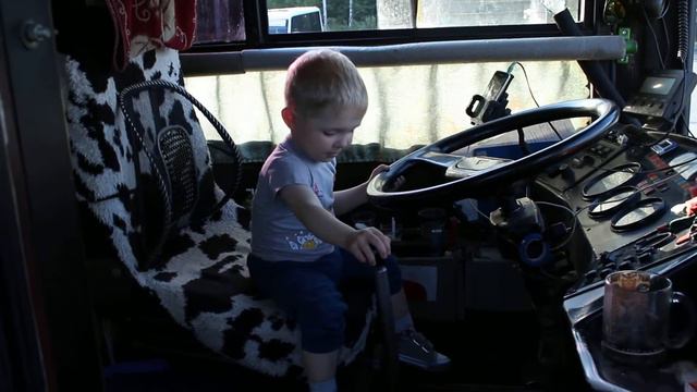 Юный водитель автобуса смотреть онлайн