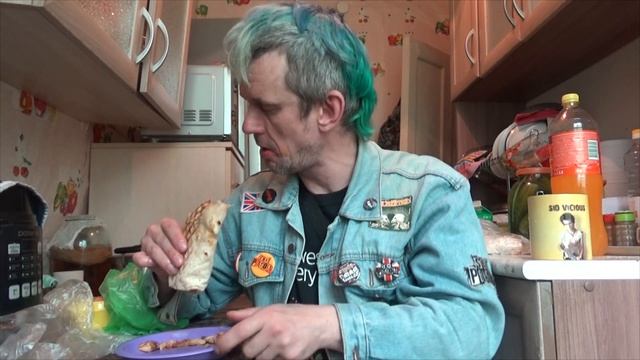 трэш обжор мукбанг шаурма сырная и напиток миринда апельсиновая