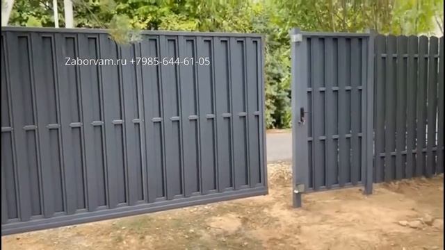 Забор на дачу из металлического штакетника в шахматном порядке с откатными воротами смотреть онлайн