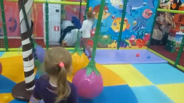Василиса играет в детской комнате Vasilisa playing in the children's room смотреть онлайн