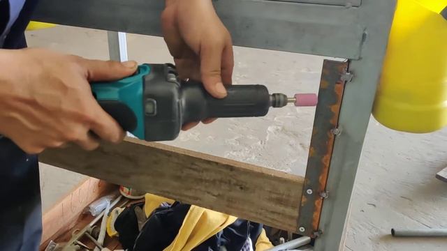 Makita Die Grinder 18V - DGD800 смотреть онлайн