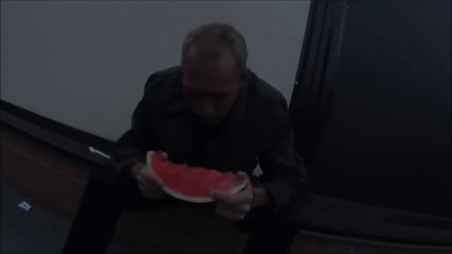 На что готов мужик ради 300 рублей / Съесть арбуз за 5 минут смотреть онлайн