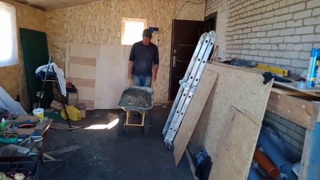 Заливаем пол в зале и не много нашего огорода. смотреть онлайн