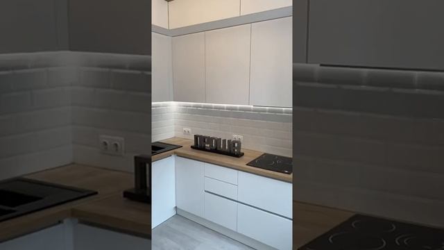 Белая матовая кухня под потолок с деревянной столешницей без ручек в ЖК4YOU. Кухни Проша смотреть онлайн