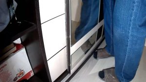 Ремонт и регулировка раздвижных дверей шкафа-купе. Меняем ролики. Первый вариант.