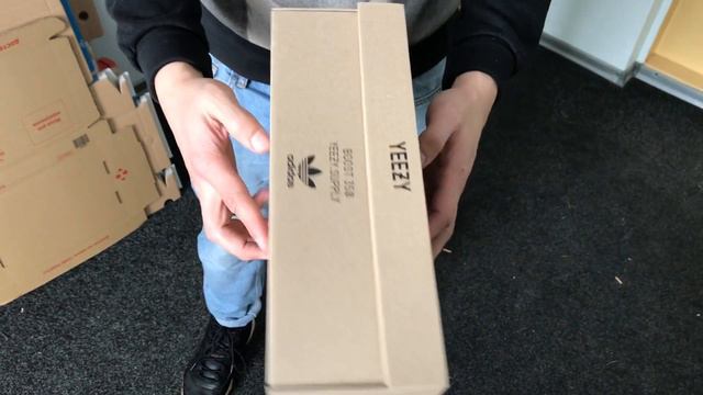 Коробка Adidas Yeezy Boost 350 смотреть онлайн