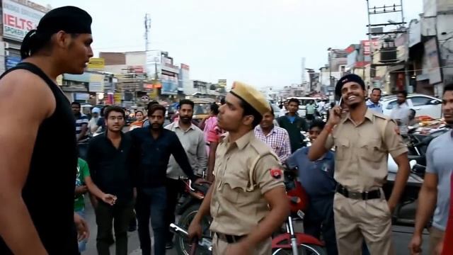 CWE Wrestler Shanky Singh Chokeslam to Police Constable Pandey. смотреть онлайн