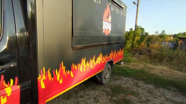 Оклейка фуд трака рекламной пленкой. Дизайн FoodTruck.