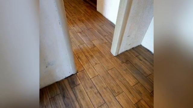 Укладка напольной плитки под дерево в коридоре. Laying floor tiles. смотреть онлайн
