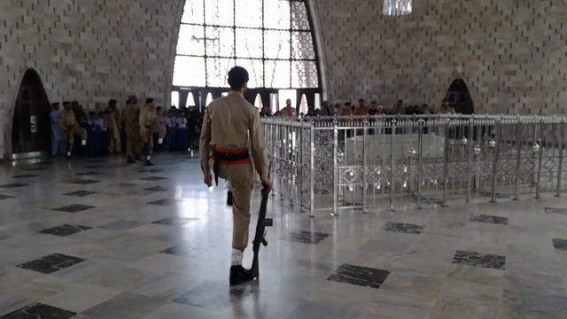 People react to the dagger hidden behind the back смотреть онлайн