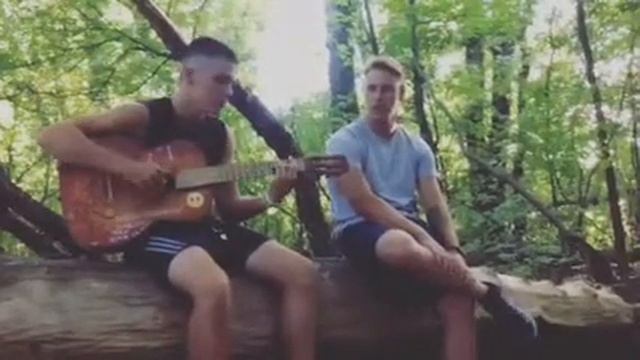 Осенний лес.🔥Парень чётко зачитал на ходу под гитару🔥. В лесу! смотреть онлайн