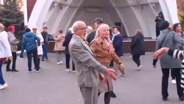 ЗАМАНИЛА, СОБЛАЗНИЛА, РАЗДРАЗНИЛА! ТАНЦЫ В ПАРКЕ ГОРЬКОГО ХАРЬКОВ СЧАСТЛИВЫЕ ДНИ смотреть онлайн