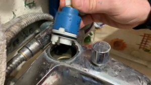 Как починить смеситель в ванной - Потек смеситель замена картриджа