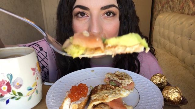 МУКБАНГ БУТЕРБРОДЫ С ИКРОЙ ОВСЯНОБЛИН С ЛОСОСЕМ КОНФЕТЫ ФЕРРЕРО РОШЕ/ не ASMR/MUKBANG ЗАВТРАК - ОБЕ смотреть онлайн