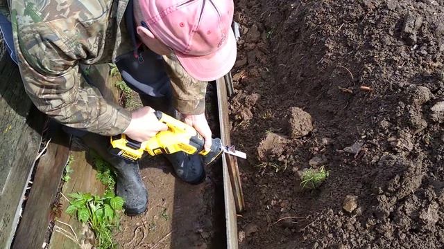 DeWALT DCS367 и полотно по металлу Milwaukee Sawzall