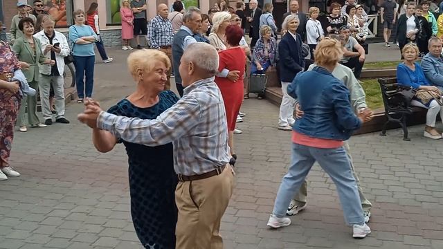 10.06.2023 Brest Belarus...Walks with Victoria ПОДПИСЫВАЙТЕСЬ НА МОЙ ЮТУБ КАНАЛ смотреть онлайн