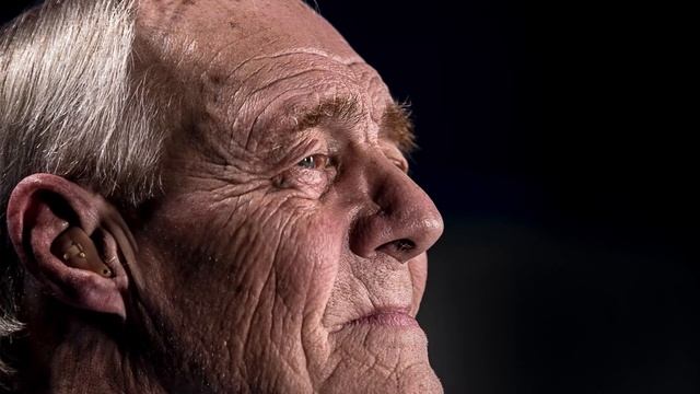 Женщина помогла старику, которому стало плохо, а придя в офис, увидела нового начальника и застыла