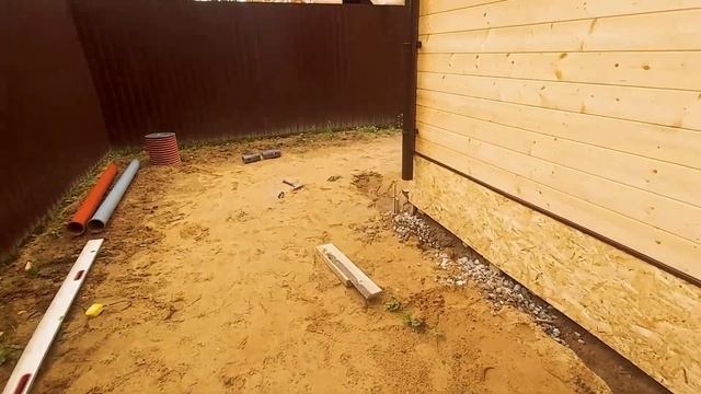 Укладка тротуарной плитки, укладку серой и красной брусчатки на отмостке дома