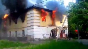 Горит двухэтажный дом  м р Загарье