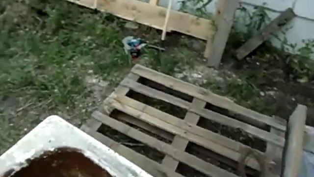 Как сделать бетонные дорожки и порог самостоятельно Как замешать бетон вручную одному. Часть 1 из 4 смотреть онлайн