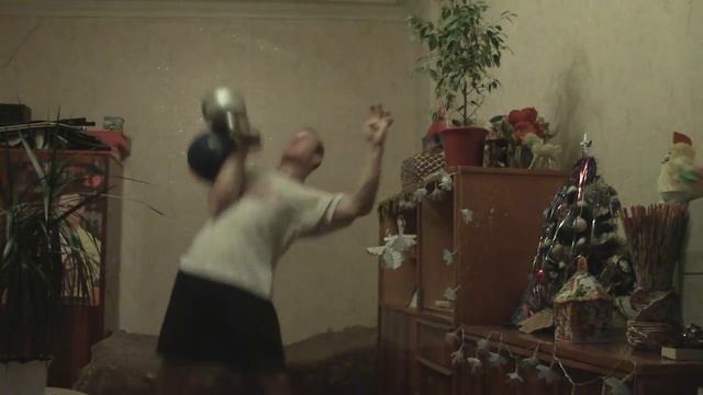 Подъем гирь весом 72 кг одной рукой.на 2 повтора.Lifting 2 gira (kettlebells) 72 kg(56+16).one hand смотреть онлайн