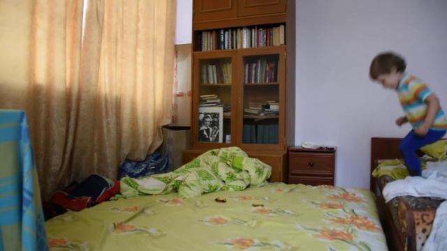 Исаак прыгает с кровати на матрас. ребенок прыгает. смотреть онлайн