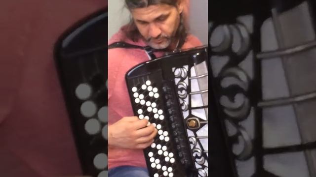 Рома играет на баяне Мурку со 2 мин 19 сек смотреть онлайн