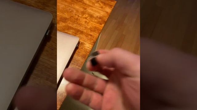 Magnetic USB-C quick disconnect. Like the old Apple MagSafe chargers :-) смотреть онлайн