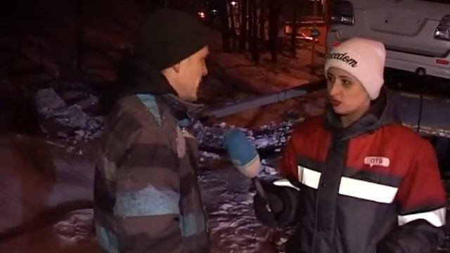 Эвакуатор уронил столб уличного освещения на улице Калинина смотреть онлайн