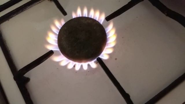 Газ горит с красным огнем. Почему? смотреть онлайн