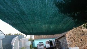 как закрепить затеняющую сетку на теплице.