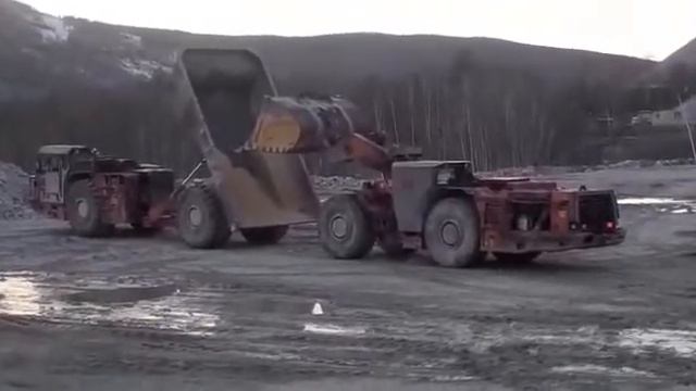 Хочет заехать в кузов самосвала смотреть онлайн