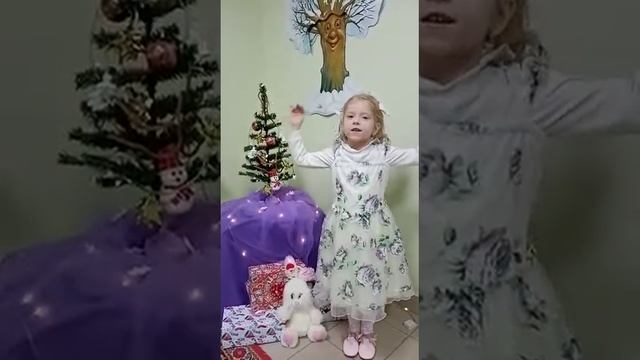 Червинская Соня (5 лет) " Дед Мороз"(И.Гурина) смотреть онлайн