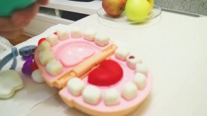 Игорь и папа показывают как лечить зубы