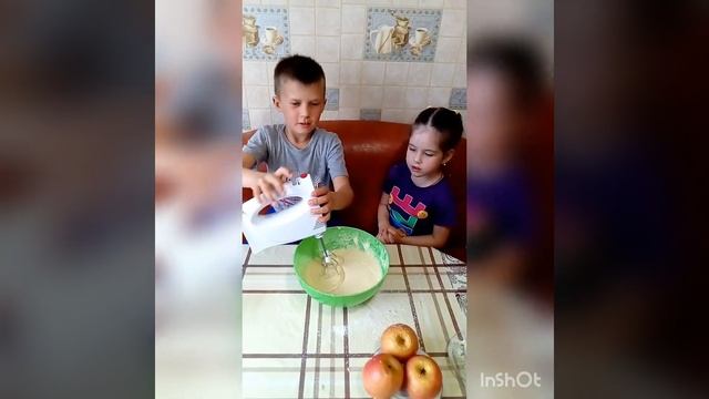 Как готовить пирог "Шарлотка" ( готовят дети) смотреть онлайн