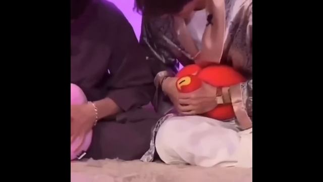 Momentos en los que Taehyung y Jungkook tuvieron la intención de demostrar que están juntos. смотреть онлайн