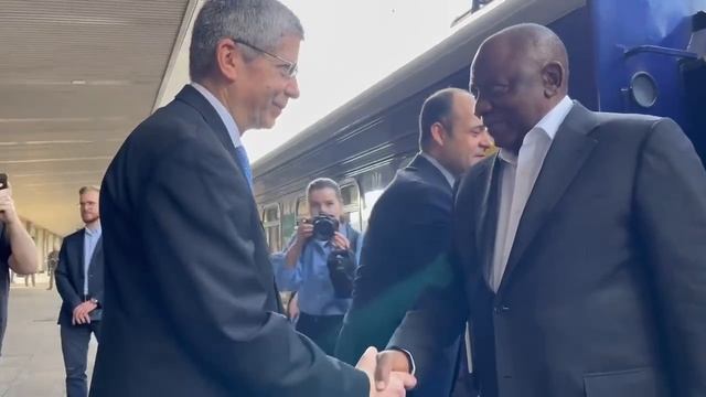 Президент ЮАР прибыл в Киев на переговоры с Зеленским Прямой эфир - подписаться (https://t.me/+Z3t2 смотреть онлайн