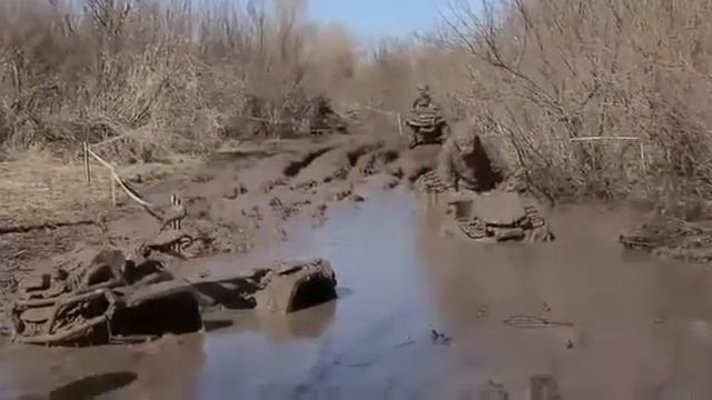 Езда на квадроциклах по грязи смотреть онлайн