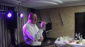 Гость на свадьбе спел, да спел так, что гости за свадебным столам встали...