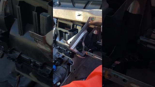 This is a 2008 Chevy Cobalt heater core replacement смотреть онлайн