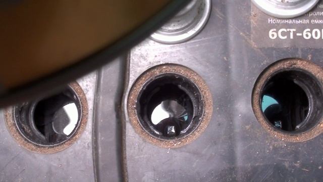 Как проверить аккумулятор ареометром. Долить до уровня воды.Совет автоэлектрика. смотреть онлайн