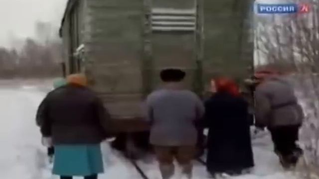Старики толкают вагон с хлебом! 80км от Санкт Петербурга смотреть онлайн