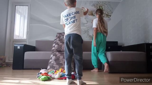 Сделали горку из подушек! смотреть онлайн