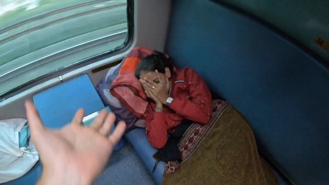 ИЗ МУМБАЯ В ДЕЛИ - НА ПОЕЗДЕ. ДЖАНХАВИ И НИКИТА - ЕДЕМ К РОДСТВЕНИКАМ. смотреть онлайн