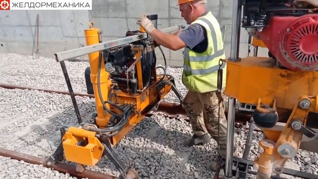 МОБИЛЬНЫЙ ВЫПРАВОЧНО-ПОДБИВОЧНЫЙ КОМПЛЕКС: подъёмно-рихтовочная и шпалоподбивочная машины смотреть онлайн