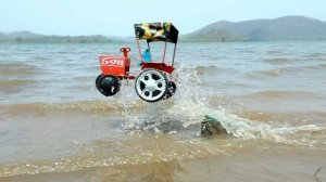 Самосвал с песком перевернулся в лужу