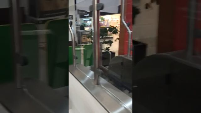 Dominicana 20211109 Эскалатор для тележек в супермаркете Jumbo, Пунта Кана, Доминикана смотреть онлайн